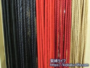 黒・赤の綿の縄、濃紺・紅・生成りの麻縄